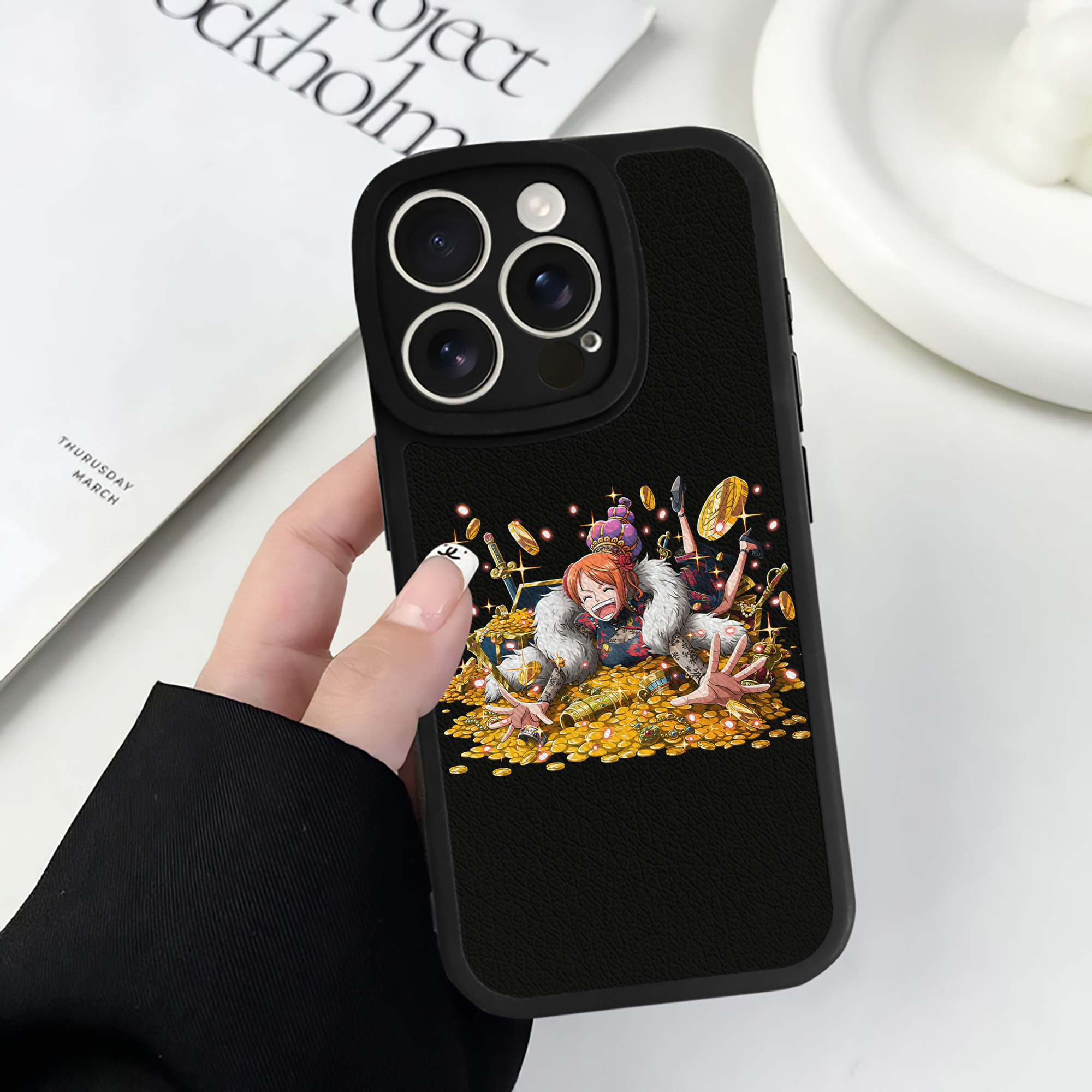 （画像用） ワンピース ナミ ONE PIECE Nami 【iPhone 16シリーズ対応】シリコンスマホケース（レザー調） 材質：シリコン